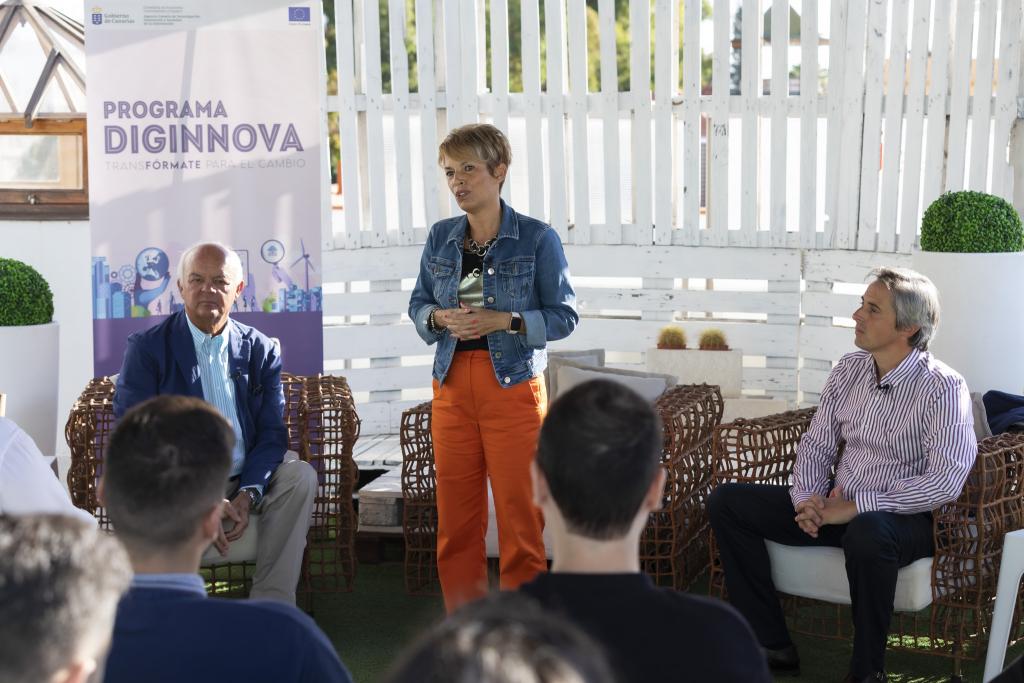 Elena Máñez toma la palabra en la jornada que reunió a los dinamizadores/as del Programa Diginnova