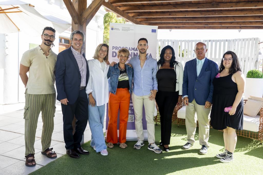 Dinamizadores/as del Programa Diginnova junto a Carlos Navarro, (director de la ACIISI) y Elena Máñez (consejera de Economía, Conocimiento y Empleo)