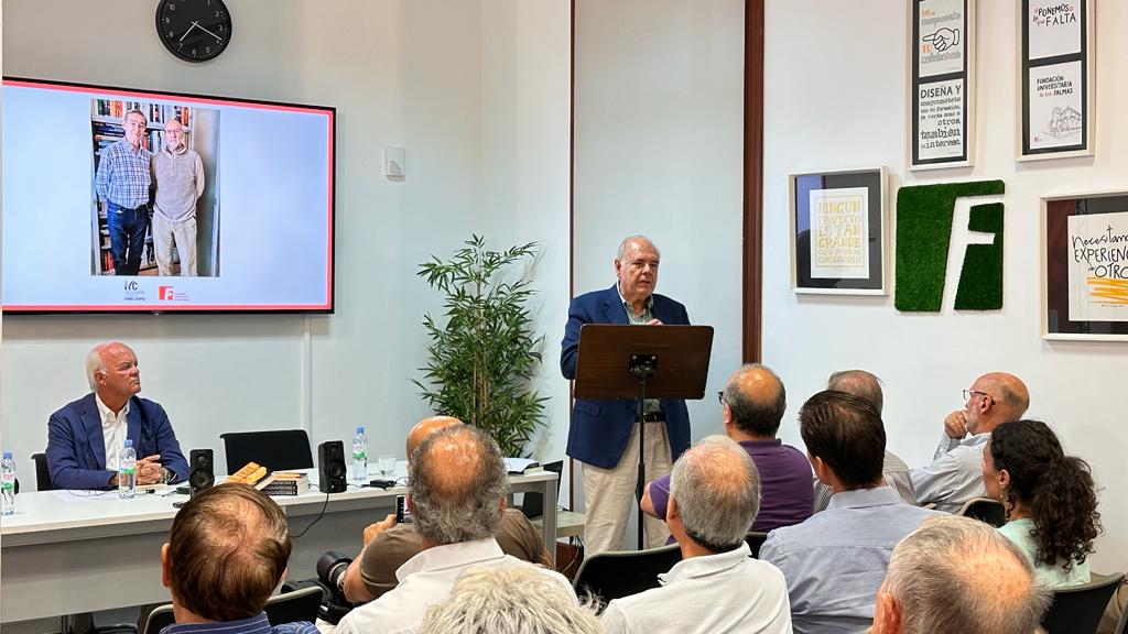 Intantes de la presentación del libro