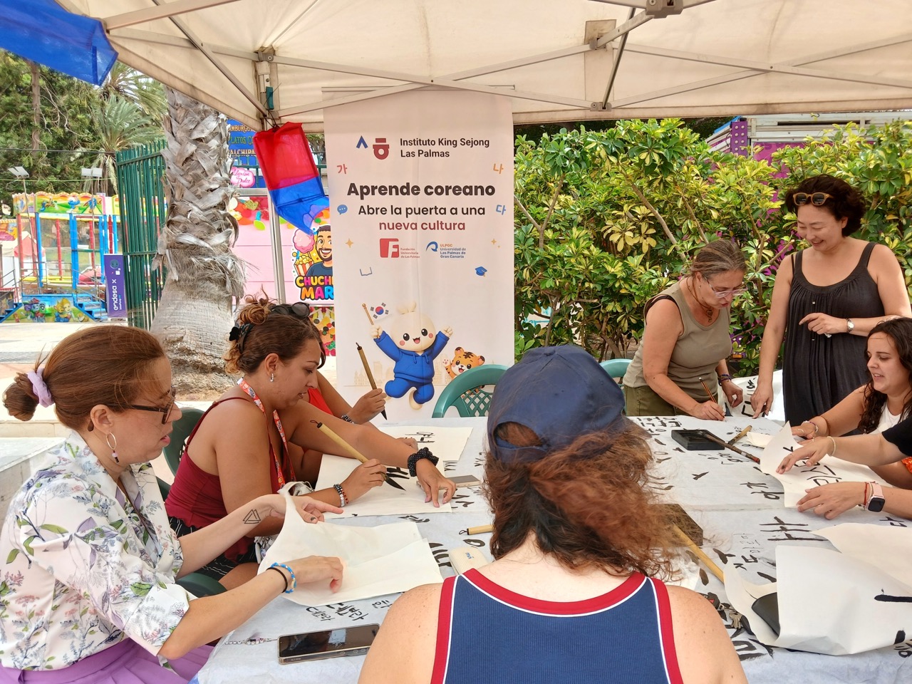 El Instituto King Sejong acerca la lengua y la caligrafía coreanas al público de Gran Canaria durante la K-Pop Party